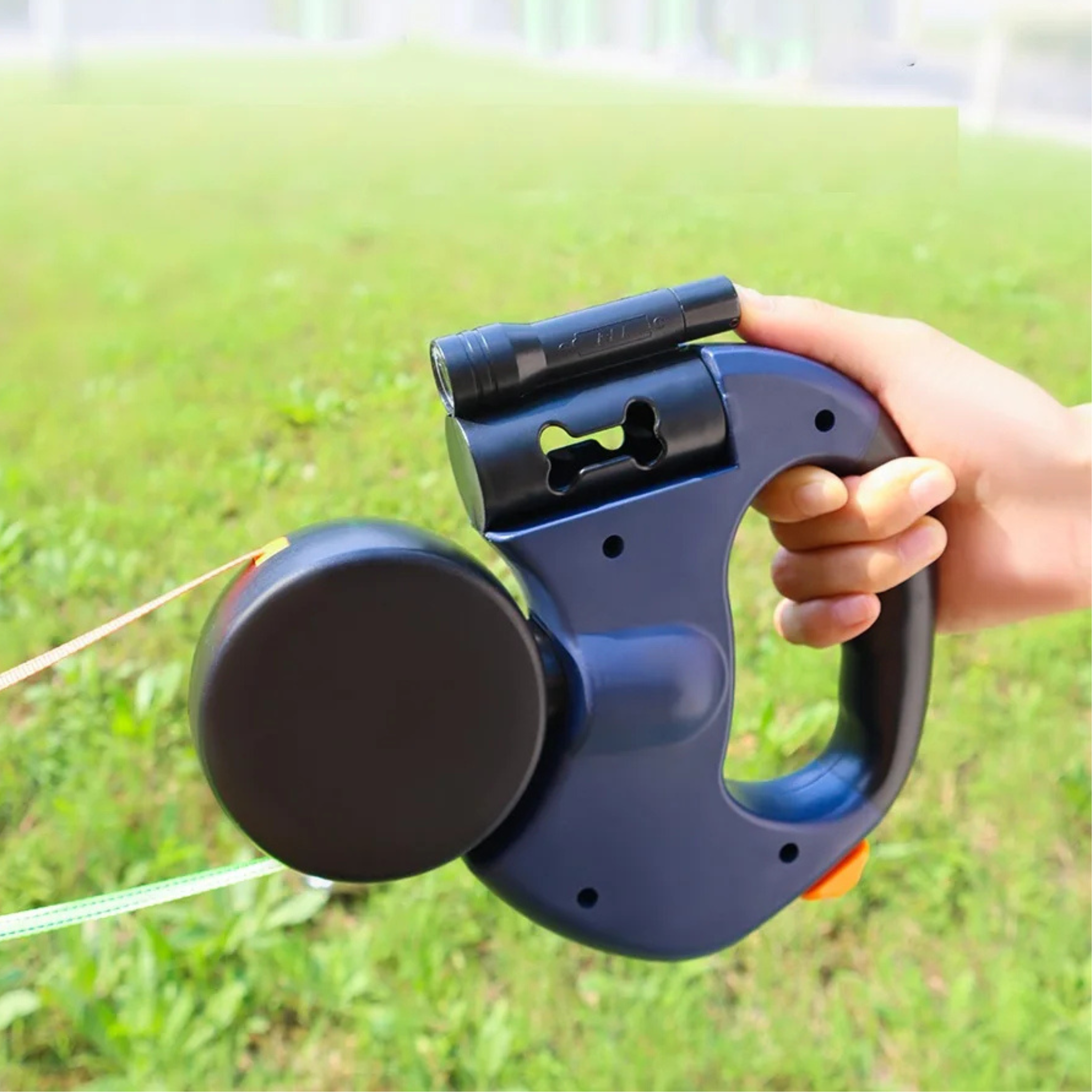 Correa Retráctil 2 en 1 para Perros con Luz LED y Dispensador de Bolsas – Antienredo y Ergonómica